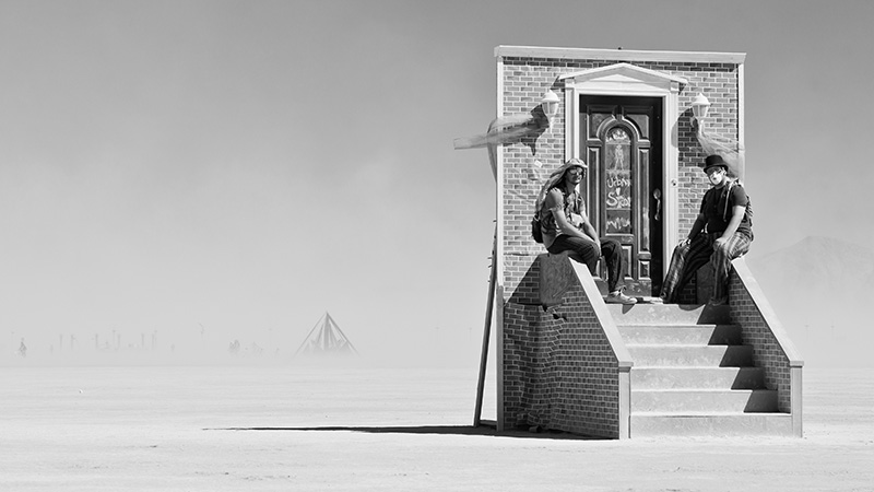 Quelle: Flickr, Guano: Surreal door in playa, 2010; CC-Lizenz (CC BY-SA 2.0).